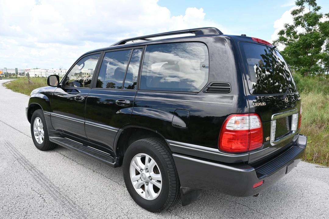 2003 Lexus LX 2nd Gen - Image 11 of 31