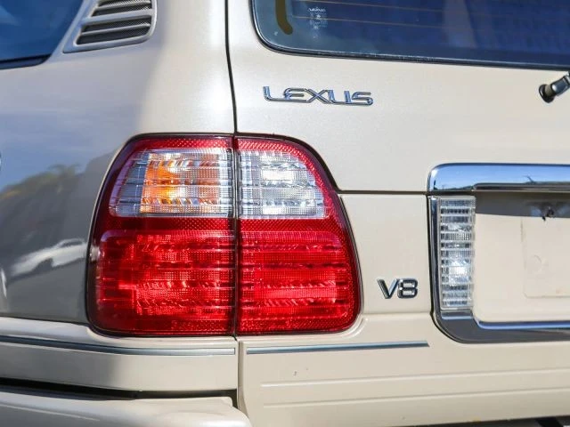 2003 Lexus LX 2nd Gen - Image 10 of 21