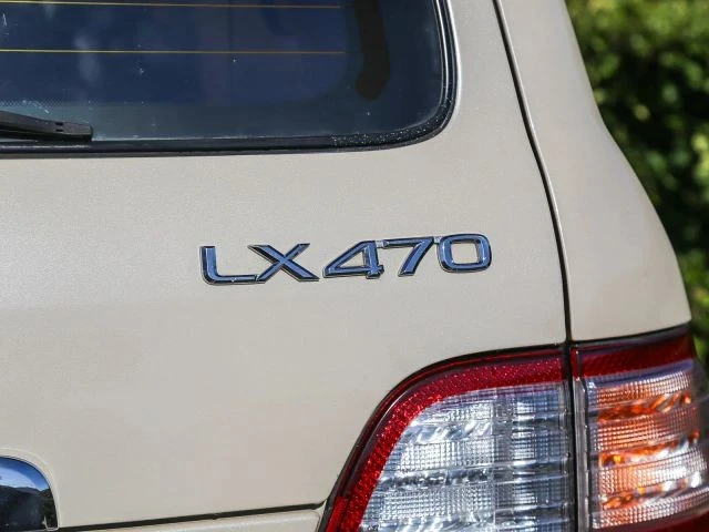 2003 Lexus LX 2nd Gen - Image 11 of 21