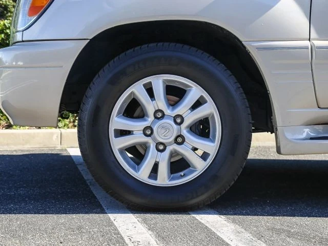 2003 Lexus LX 2nd Gen - Image 13 of 21