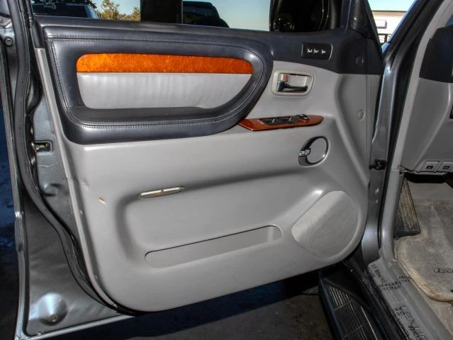 2003 Lexus LX 2nd Gen - Image 20 of 21