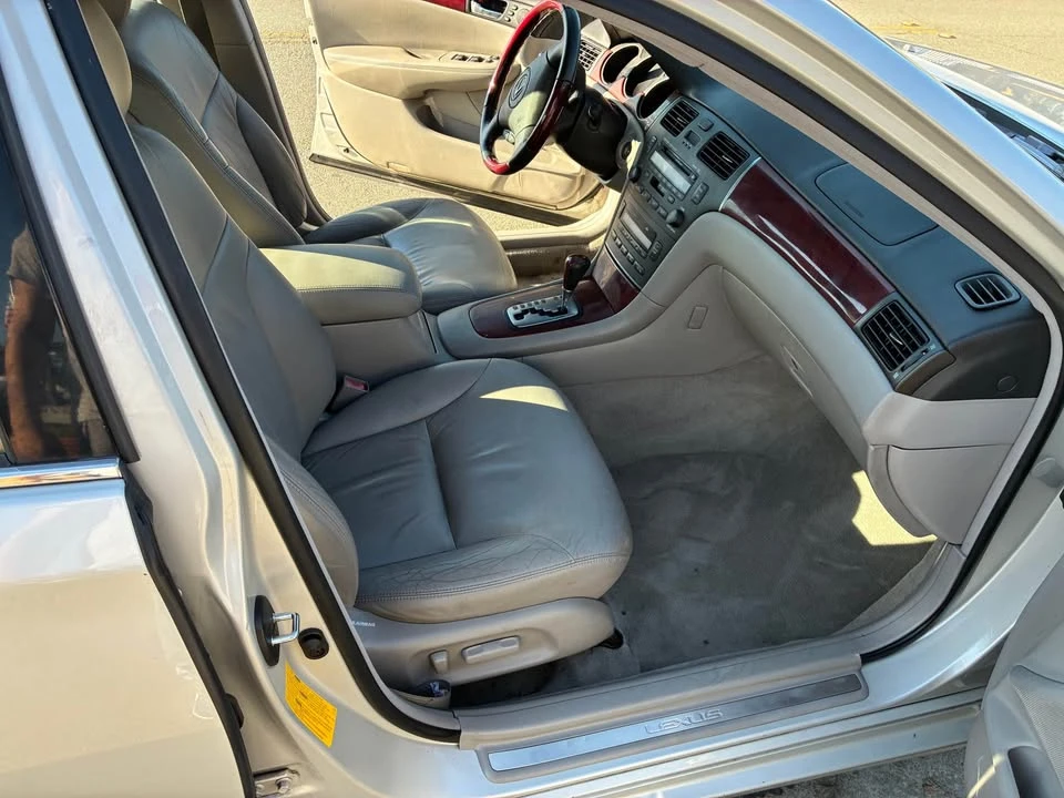 2003 Lexus ES 3rd Gen - Image 9 of 11