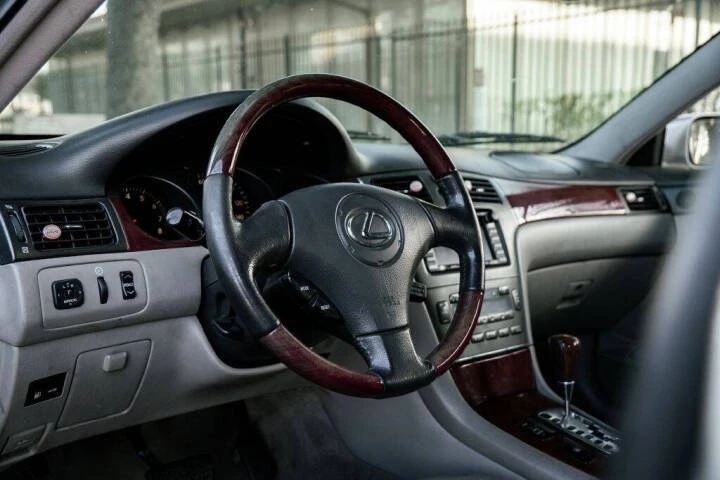 2003 Lexus ES 3rd Gen - Image 9 of 17