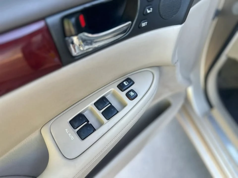 2003 Lexus ES 4th Gen - Image 12 of 18