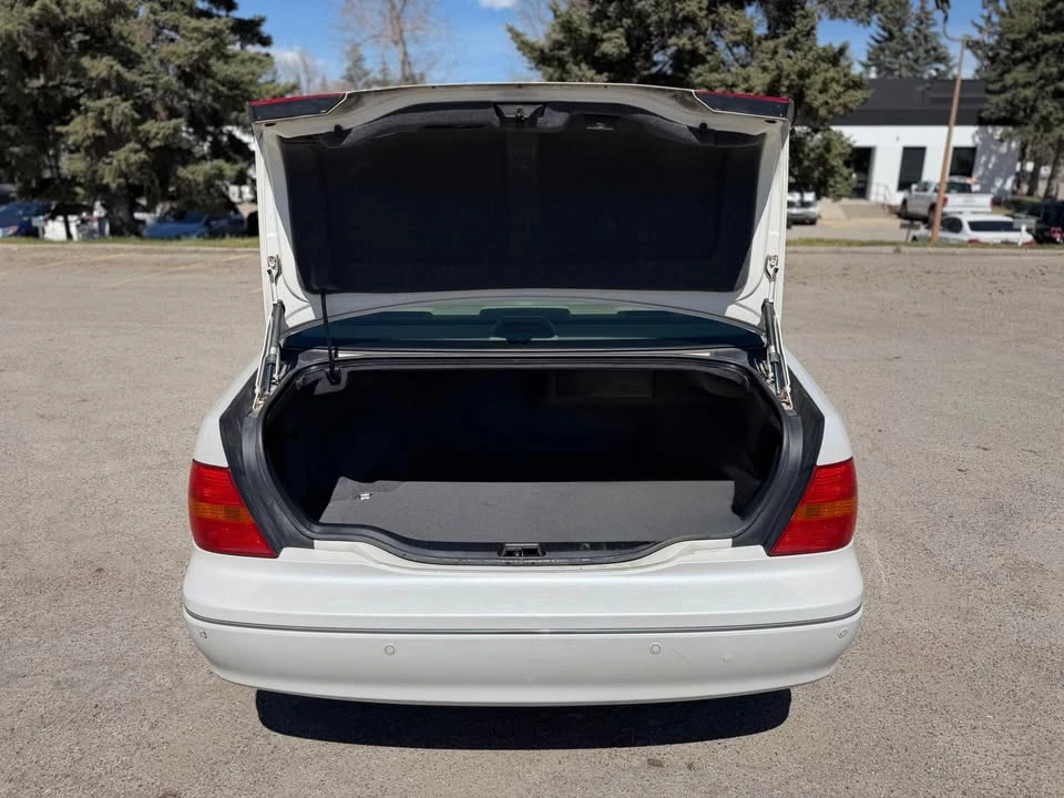 2003 Lexus LS 3rd Gen - Image 9 of 20