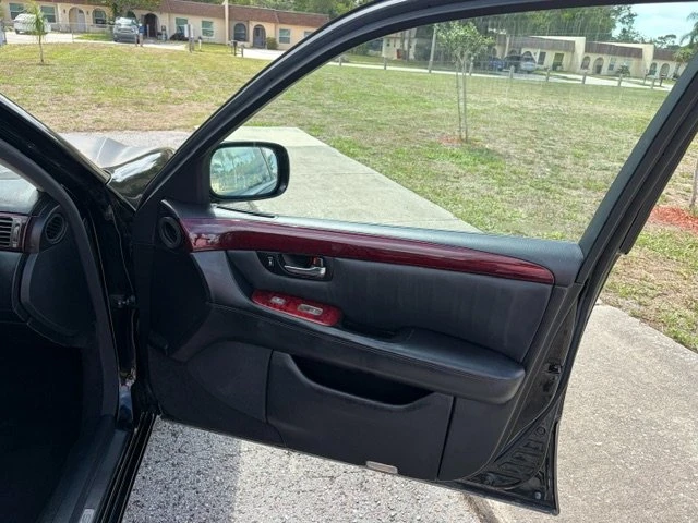 2003 Lexus LS 3rd Gen - Image 13 of 15