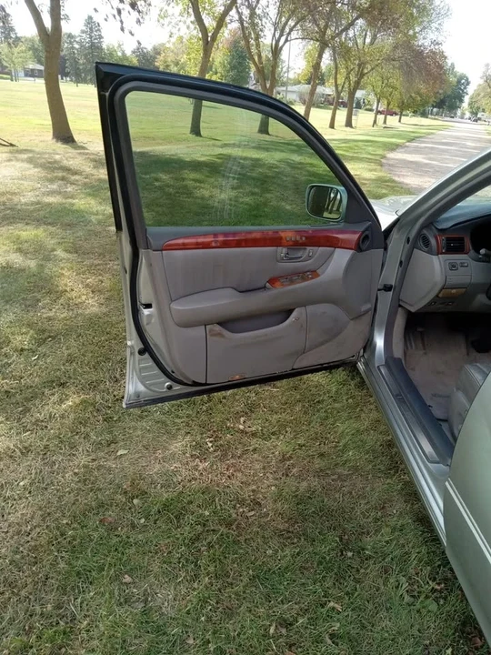 2003 Lexus LS 3rd Gen - Image 9 of 20