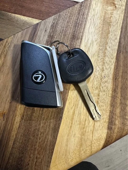2003 Lexus SC430 - Image 2 of 10