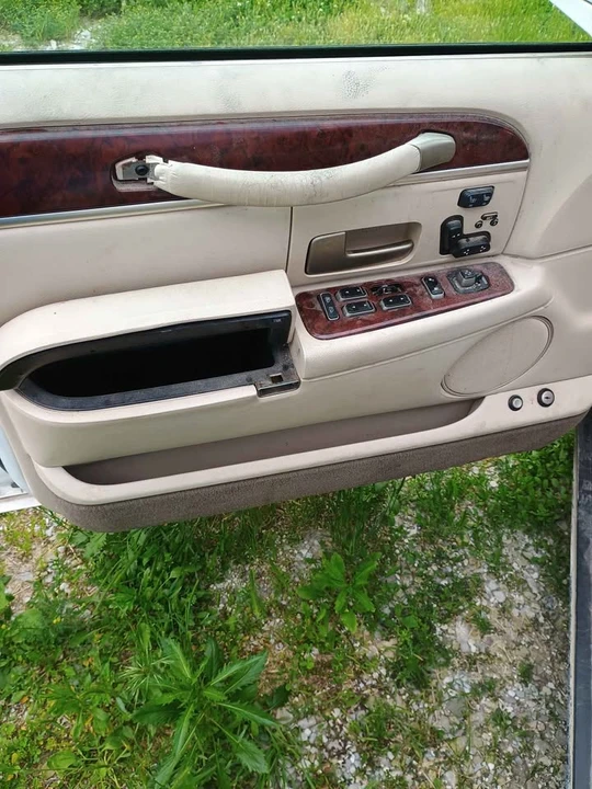 2003 Lincoln Continental - Image 8 of 14