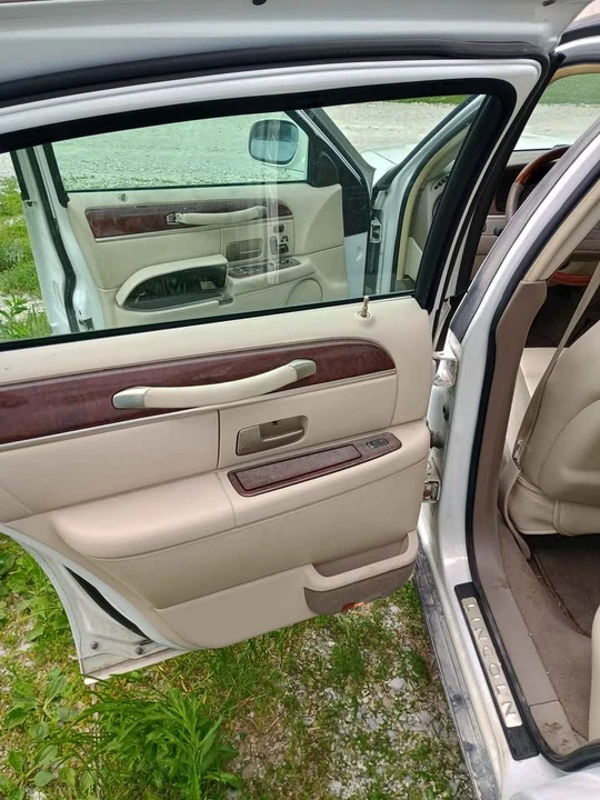 2003 Lincoln Continental - Image 7 of 14