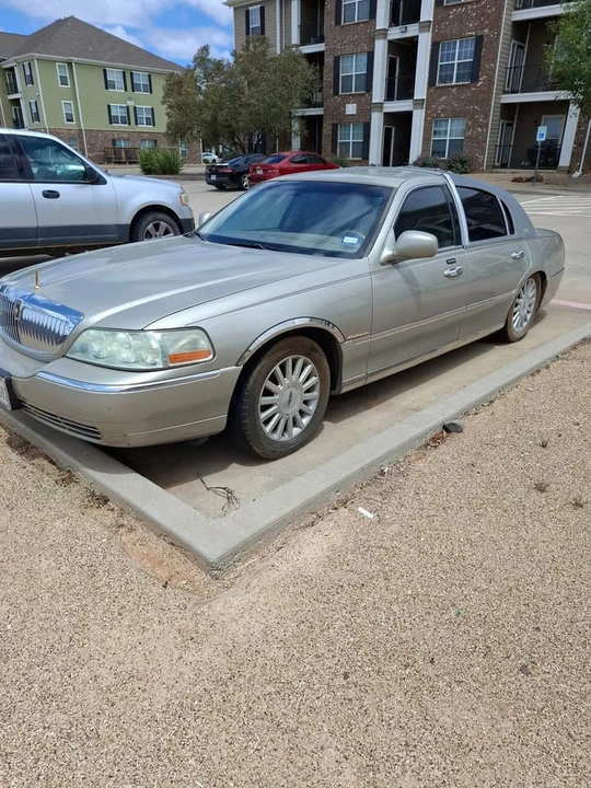 2003 Lincoln Continental - Image 2 of 3