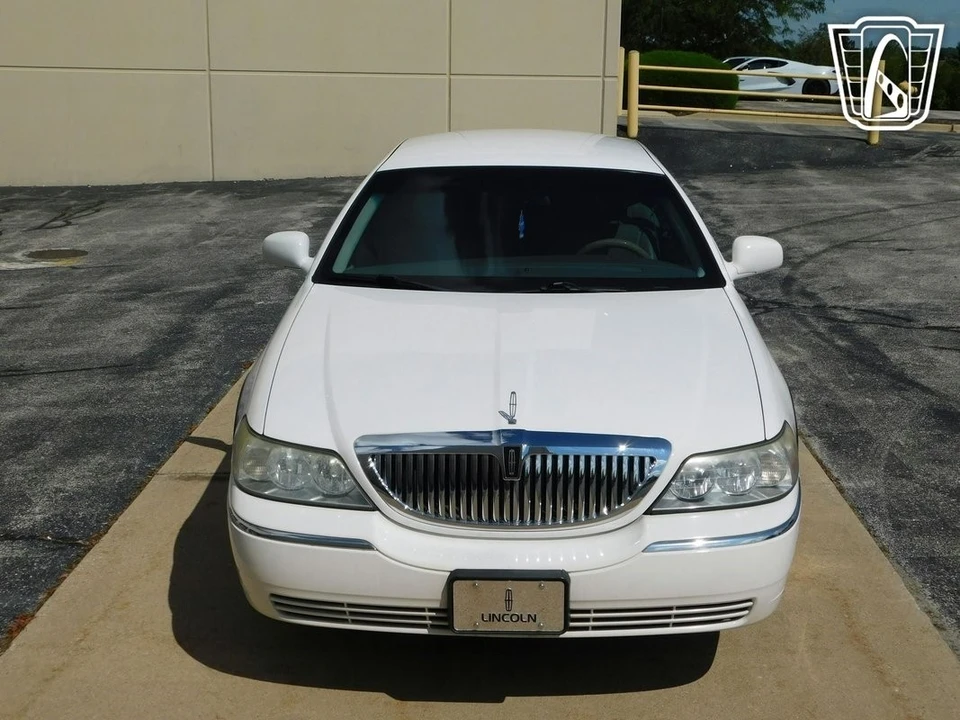 2003 Lincoln Town Car - Image 5 of 12