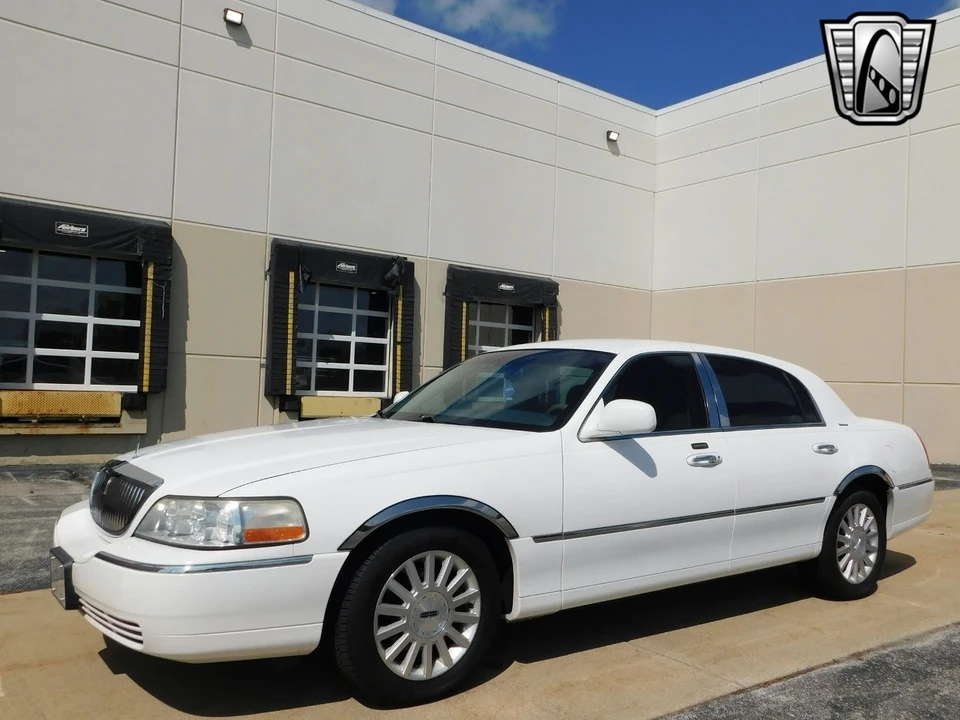 2003 Lincoln Town Car - Image 8 of 12