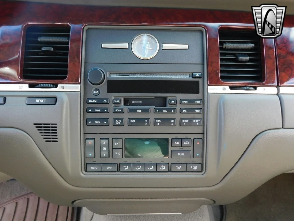2003 Lincoln Town Car - Image 15 of 21