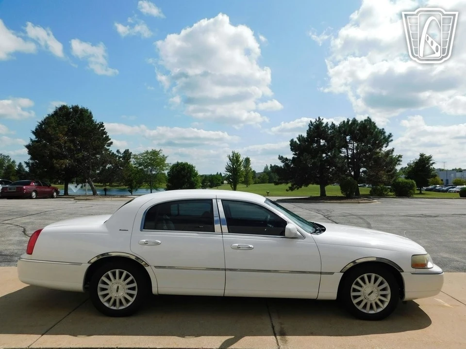 2003 Lincoln Town Car - Image 8 of 12