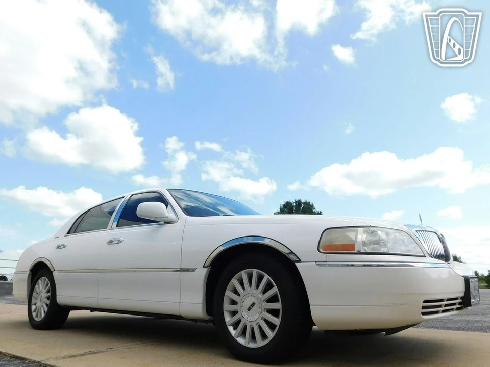 2003 Lincoln Town Car - Image 10 of 11