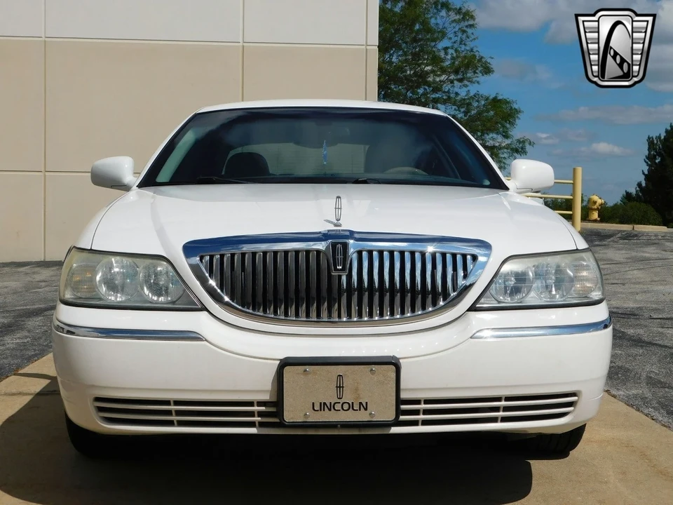 2003 Lincoln Town Car - Image 9 of 12