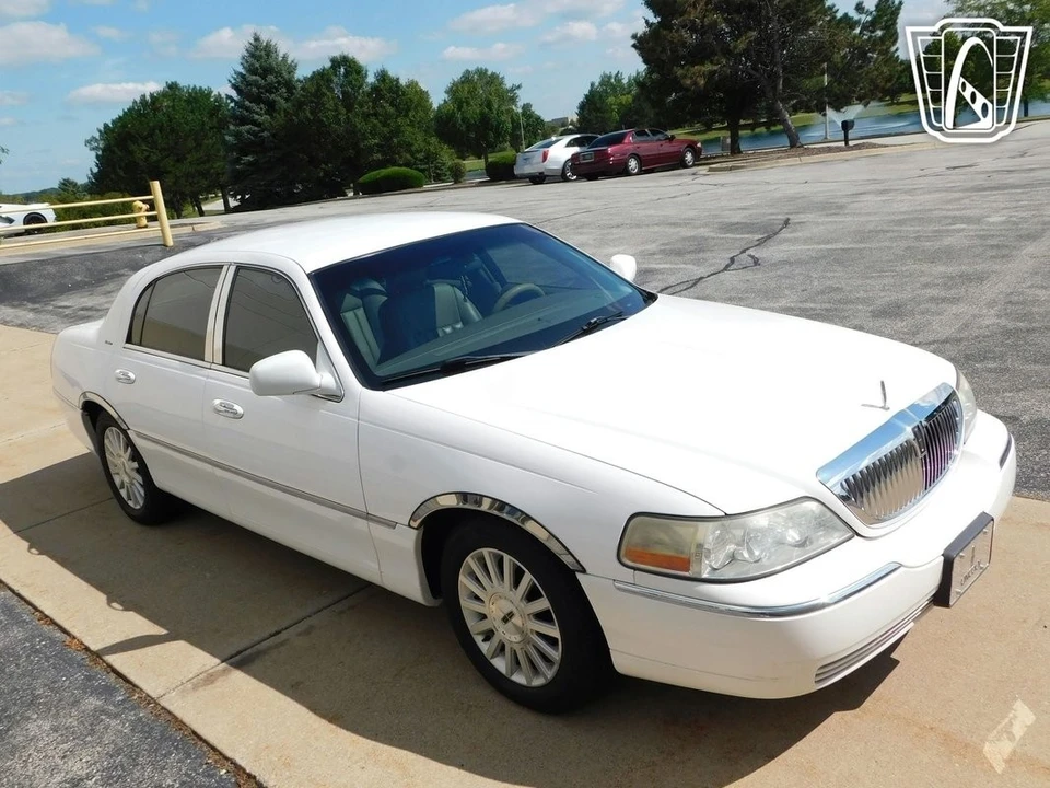 2003 Lincoln Town Car - Image 7 of 12