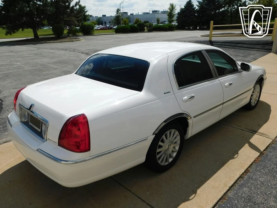 2003 Lincoln Town Car - Image 9 of 12