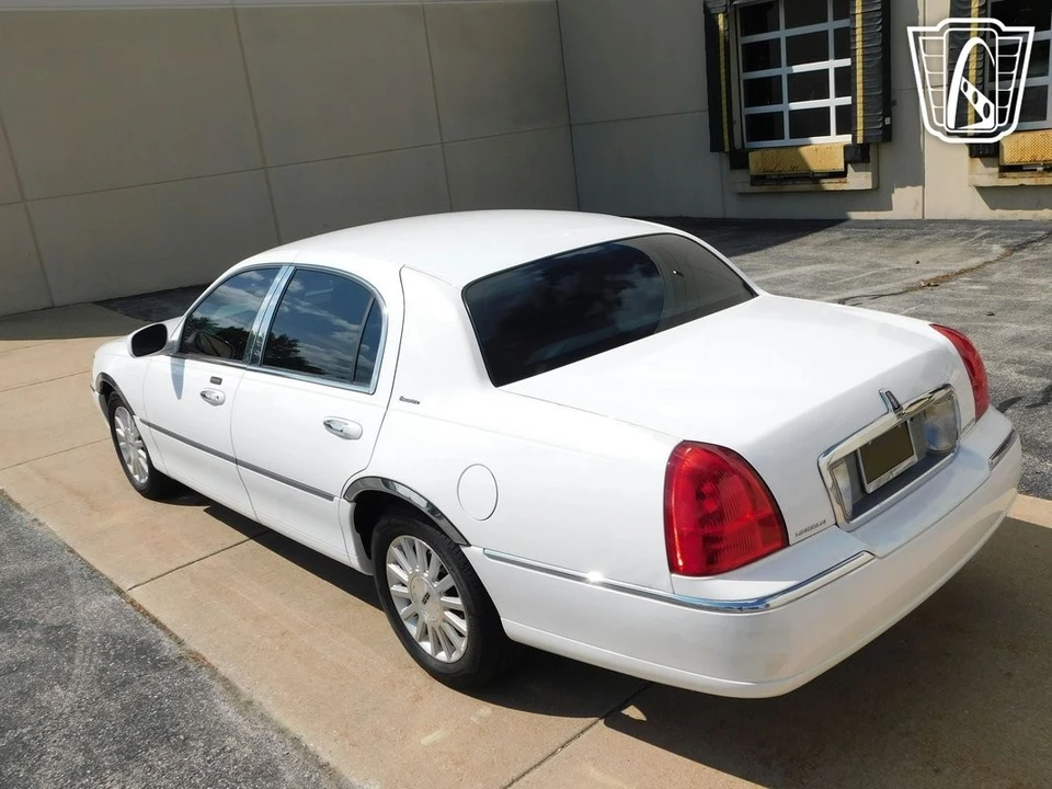 2003 Lincoln Town Car - Image 3 of 11