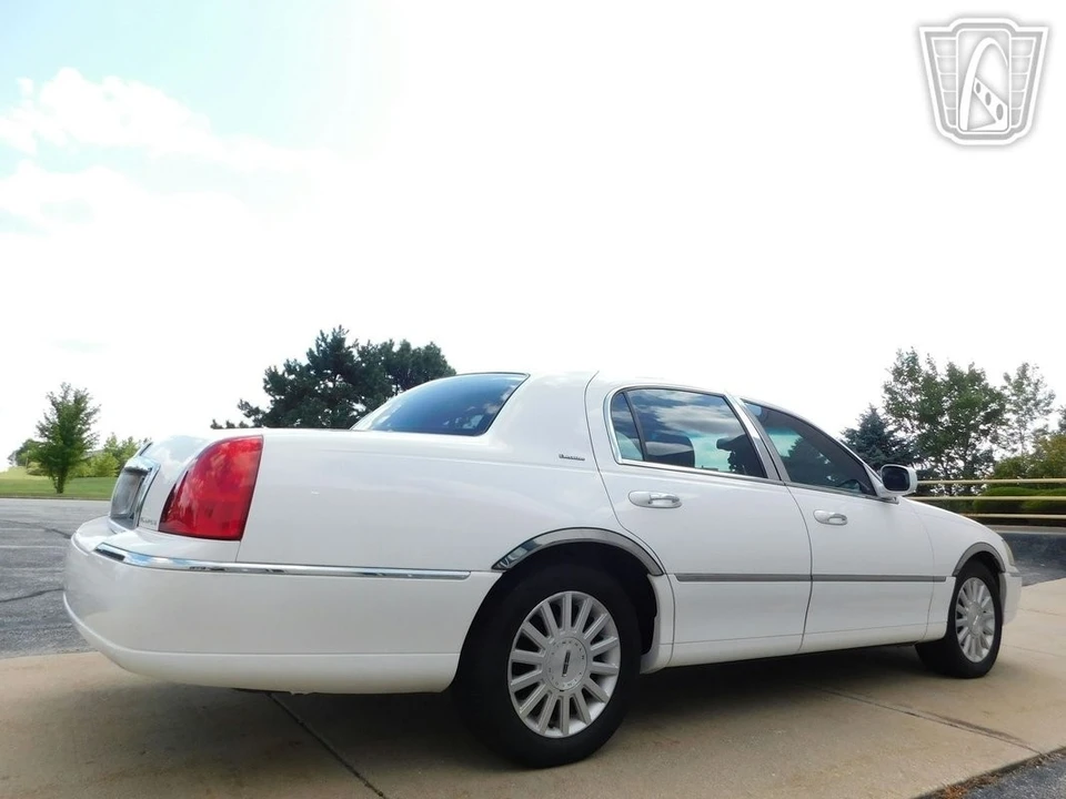2003 Lincoln Town Car - Image 16 of 21