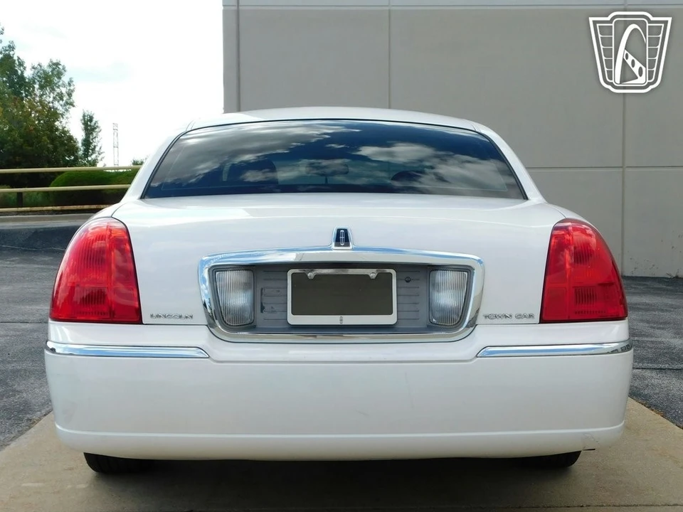 2003 Lincoln Town Car - Image 17 of 21