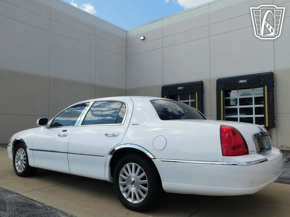 2003 Lincoln Town Car - Image 18 of 21