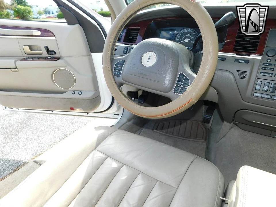 2003 Lincoln Town Car - Image 19 of 21