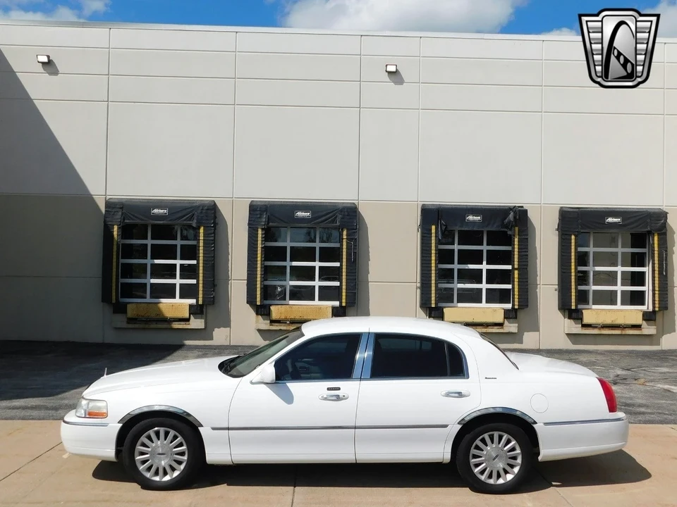 2003 Lincoln Town Car - Image 3 of 12