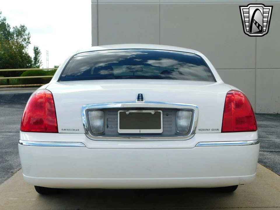 2003 Lincoln Town Car - Image 10 of 12