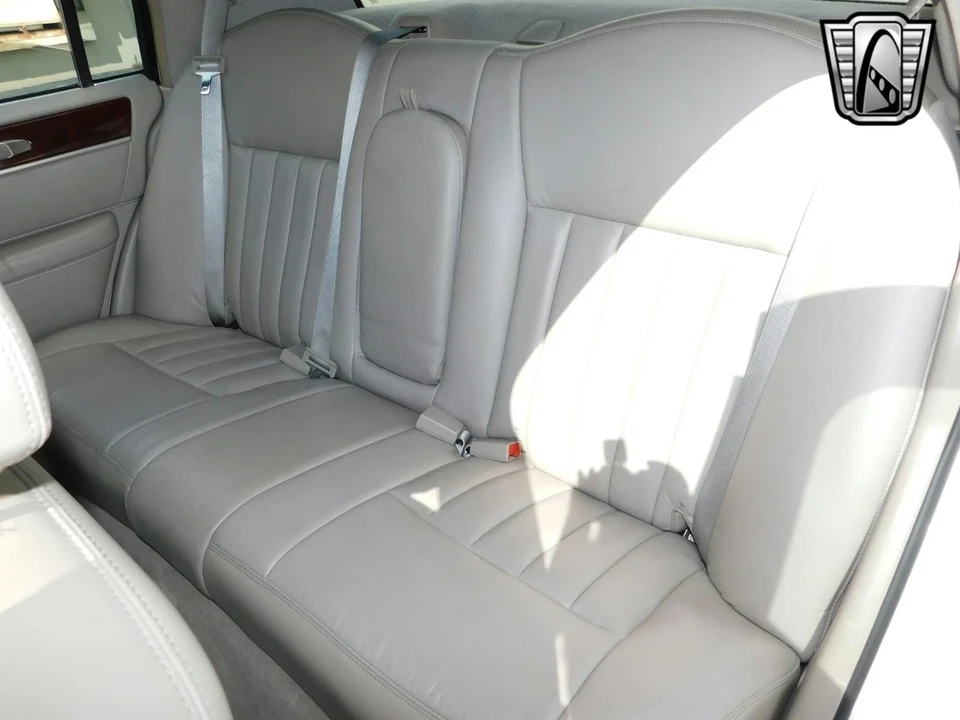 2003 Lincoln Town Car - Image 18 of 21