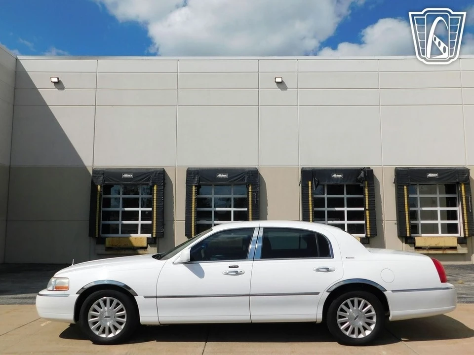 2003 Lincoln Town Car - Image 11 of 12