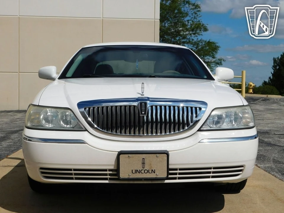 2003 Lincoln Town Car - Image 13 of 21