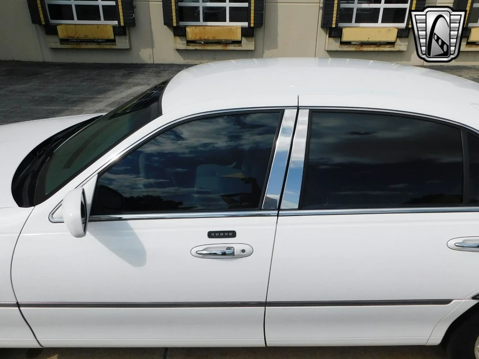 2003 Lincoln Town Car - Image 13 of 21