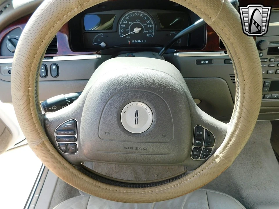 2003 Lincoln Town Car - Image 14 of 21
