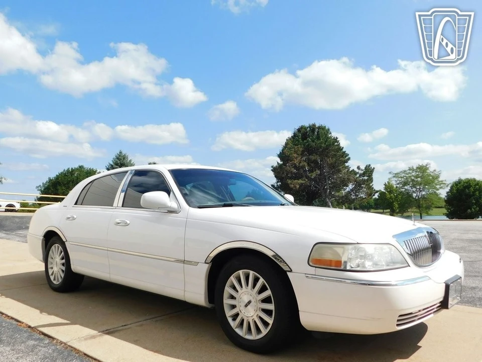 2003 Lincoln Town Car - Image 5 of 11