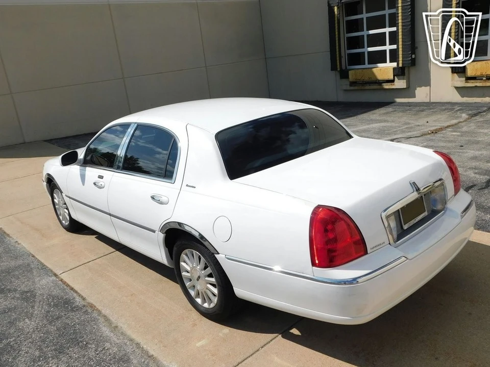 2003 Lincoln Town Car - Image 10 of 12