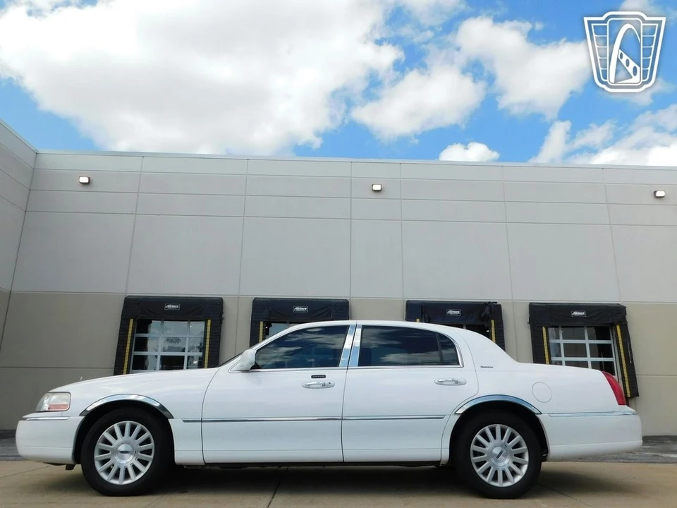 2003 Lincoln Town Car - Image 9 of 11