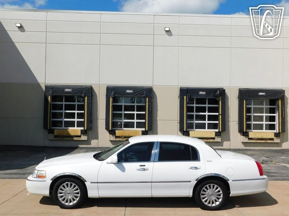 2003 Lincoln Town Car - Image 4 of 12