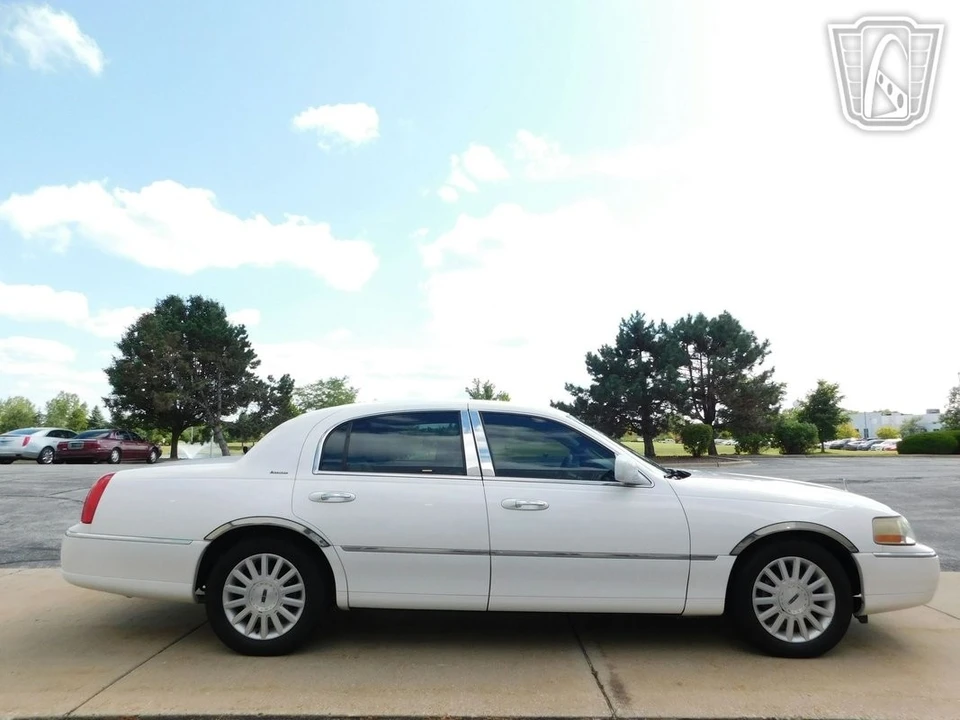 2003 Lincoln Town Car - Image 15 of 21