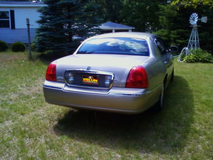 2003 Lincoln Town Car - Image 2 of 8