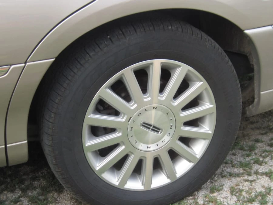 2003 Lincoln Town Car - Image 6 of 8