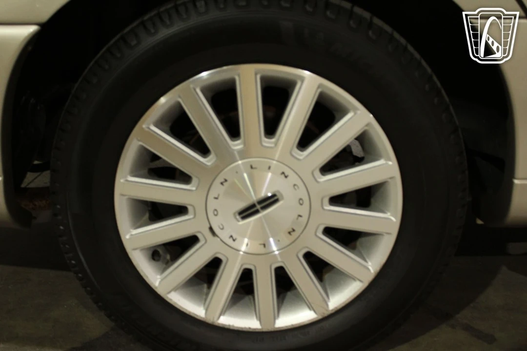 2003 Lincoln Town Car - Image 7 of 12