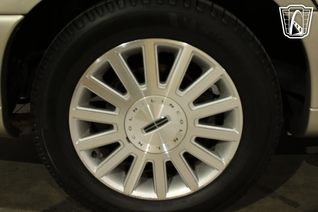 2003 Lincoln Town Car - Image 8 of 21