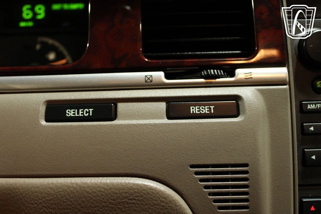 2003 Lincoln Town Car - Image 9 of 12