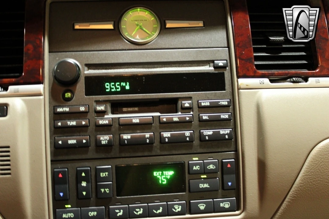 2003 Lincoln Town Car - Image 8 of 12