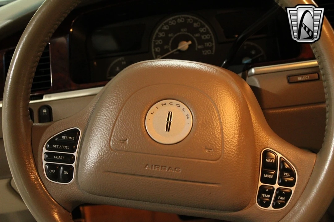 2003 Lincoln Town Car - Image 9 of 12