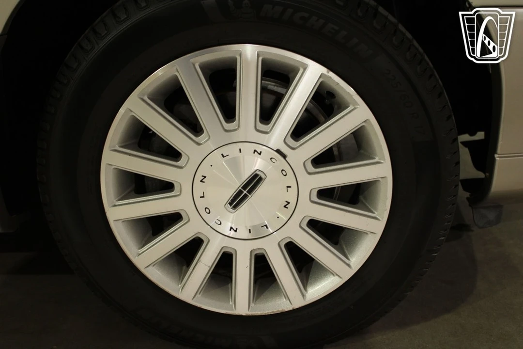 2003 Lincoln Town Car - Image 9 of 21