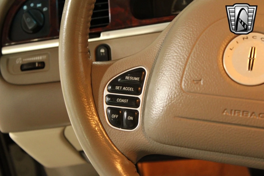 2003 Lincoln Town Car - Image 10 of 12