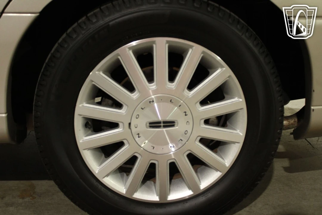 2003 Lincoln Town Car - Image 6 of 12